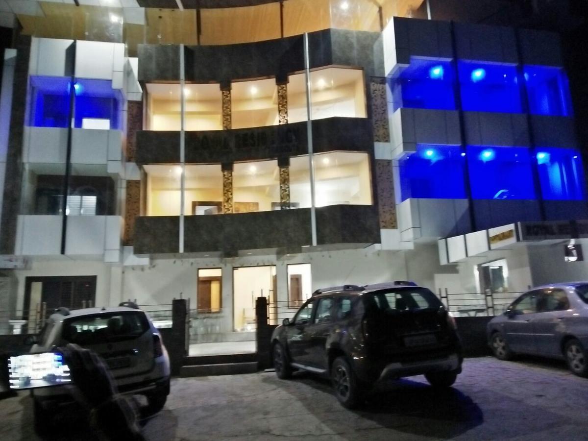 Hôtel Oyo 11877 Royal Residency à New Tehri Chambre photo